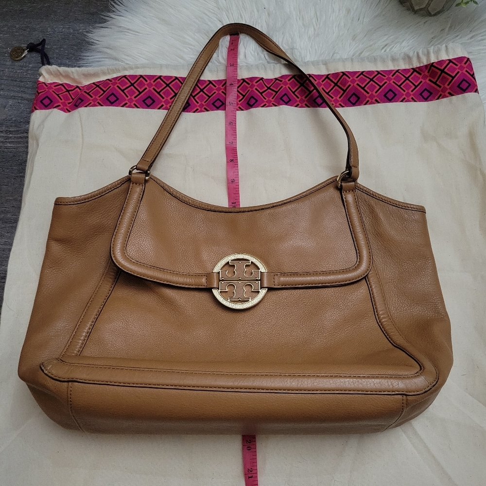 Tory Burch Amanda Easy Tote Bag in tan - Picture 14 of 16
